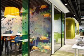 玻璃隔断办公室装潢效果图