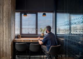 2018年办公室玻璃门装修效果图