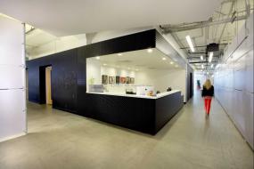 前台logo墙装潢设计效果图片