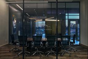 最新办公会议桌装饰实景图