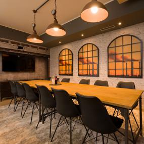 最新实木会议桌装饰实景图