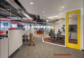 最新会议室办公桌椅装饰实景图