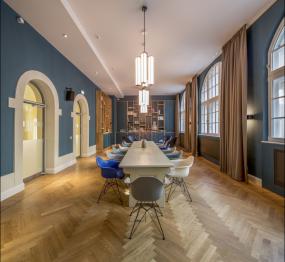 会议室办公桌椅装潢图片