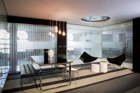 高档办公室玻璃隔墙装修效果图