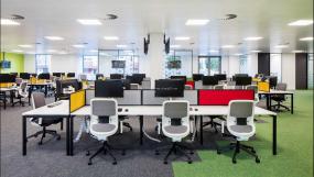 高端办公室玻璃隔墙装修图片