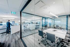 办公室玻璃隔墙装修效果图