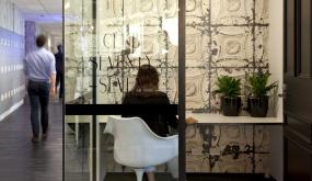 最新办公室玻璃隔墙效果图