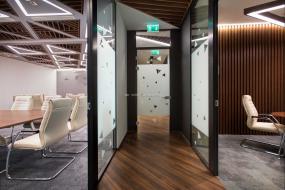 办公室玻璃隔墙装修效果图片