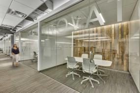 办公室玻璃隔墙装饰图片