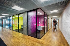 高端办公室磨砂玻璃装修效果图