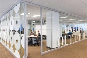 最新磨砂玻璃隔断装饰效果图片