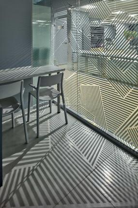 最新办公室磨砂玻璃装饰效果图