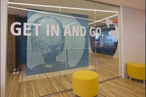 最新磨砂玻璃隔断图案装饰效果图片