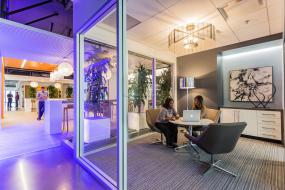 办公室成品玻璃隔断装饰图