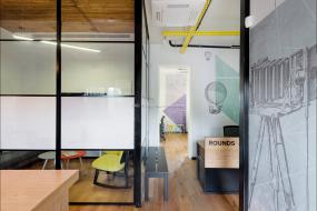 最新办公室成品玻璃隔断装饰效果图片