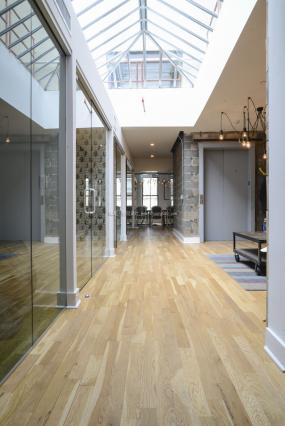 最新电子商务公司办公室装饰实景图