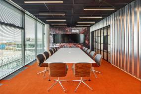 最新大会议室桌椅装饰实景图