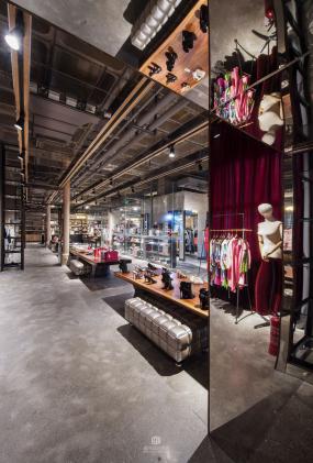 高端个性服装店装修图片