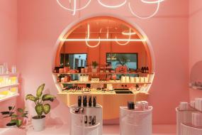 化妆品店装饰效果图片