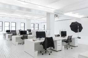 黑白风格办公室装潢效果图