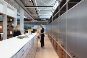 现代公司小办公室吊顶设计装修效果图片