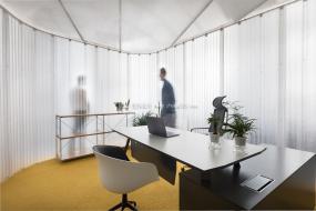 刚装修的舒适现代办公室吊顶效果图