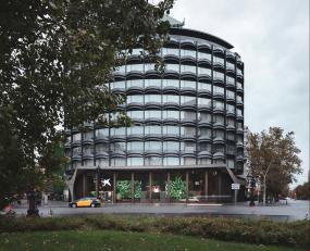 刚装修的大型办公室吊顶效果