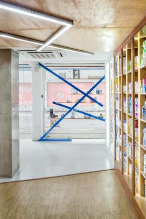 小型办公室办公桌椅摆放效果图