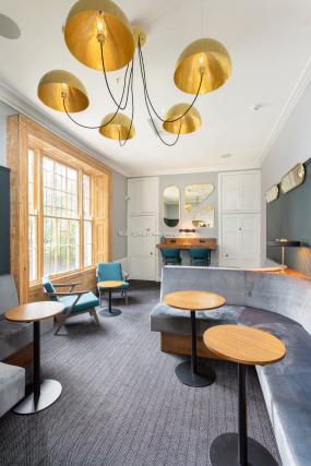 现代时尚小型办公室室内装修图