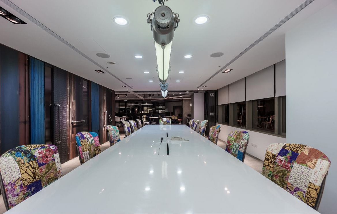 黑色工业风办公室装修设计