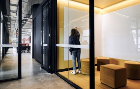 工业厂房办公楼门厅装修效果图