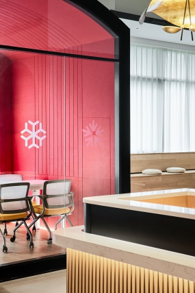 传媒公司办公室墙面广告设计