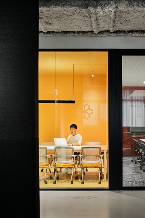 广告公司设计办公空间效果图