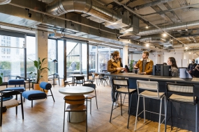 室内简约办公楼装修案例图