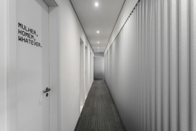 简易工业风办公室前台设计图片