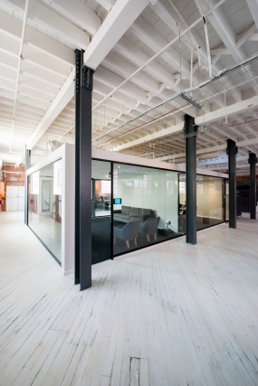 错层办公室装修工业风图片