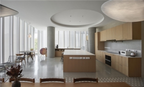 带拐角不规则办公室装修图