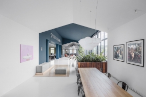 白色办公室装修图