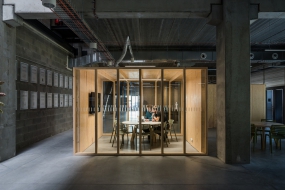 黑白灰风复式办公室装修风格图