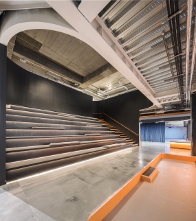 办公室黑色装修顶部效果图