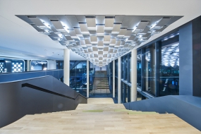 教育机构办公室装修风格图