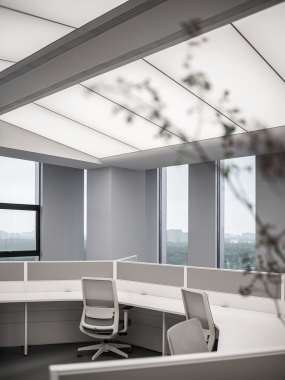 经典黑白色办公室装修风格图