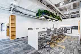 超现代小办公室装修图