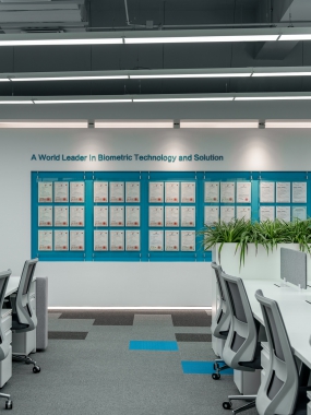 斜角办公区装修图