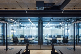 现代前卫风办公室装修图