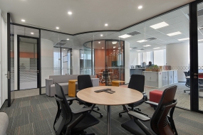 纯白色调办公室装修效果图