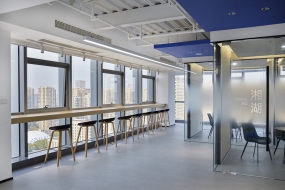 办公室黑白灰的装修风格图