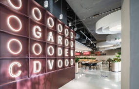 90后女孩办公室装修图