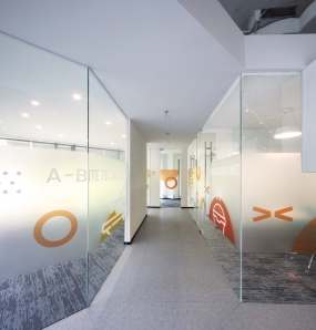 现代科技办公场所装修效果图