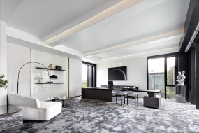 简易办公室玻璃隔断装修图